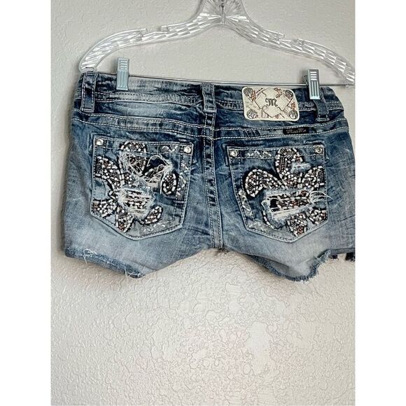 Miss Me Jeans Womens 26  Mid Rise Rhinestones & Sequins Pockets shorts - Picture 2 of 4